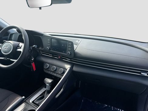 Used 2023 Hyundai Elantra SE image 29