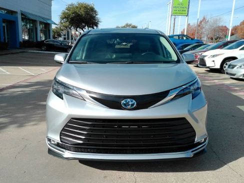 Used 2024 Toyota Sienna XLE image 2
