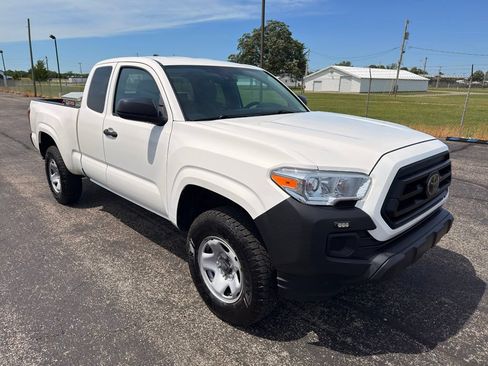 Used 2022 Toyota Tacoma SR AWD/4WD image 3