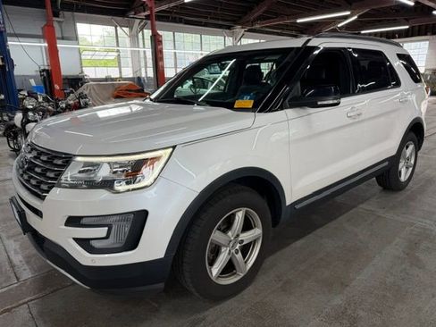 Used 2017 Ford Explorer XLT w/ Equipment Group 202A AWD/4WD image 1
