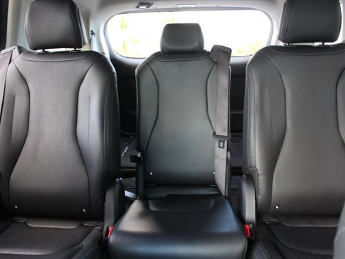 Certified 2025 Kia Carnival EX image 28