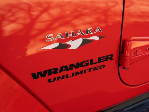 Used 2017 Jeep Wrangler Unlimited Sahara w/ Max Tow Package image 18