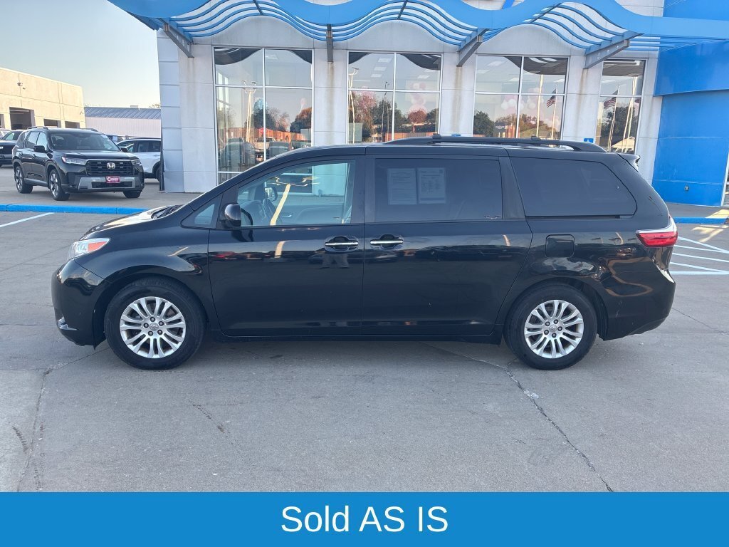 Used 2015 Toyota Sienna XLE w/ XLE Navigation Package FWD image 2