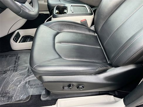 Used 2024 Chrysler Pacifica Select image 20