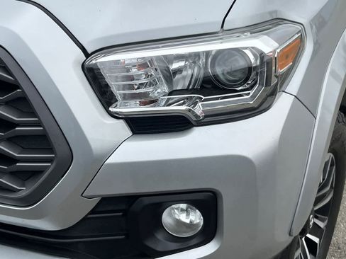 Used 2022 Toyota Tacoma TRD Sport w/ Technology Package AWD/4WD image 11