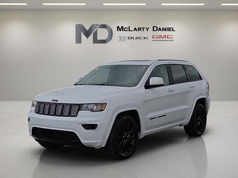 Used 2020 Jeep Grand Cherokee Altitude image 2