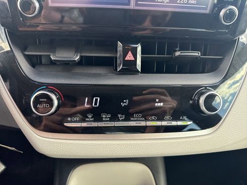 Used 2020 Toyota Corolla LE image 19