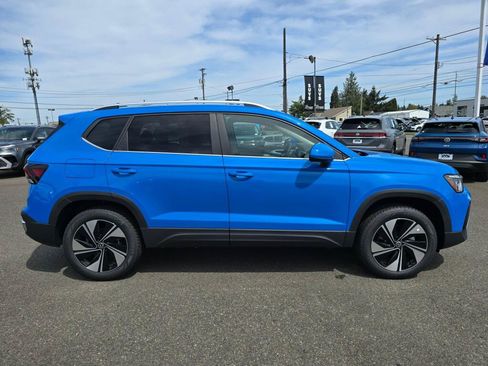 New 2026 Volkswagen Taos SE AWD/4WD image 2