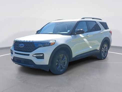 Certified 2022 Ford Explorer XLT w/ Equipment Group 202A AWD/4WD image 7