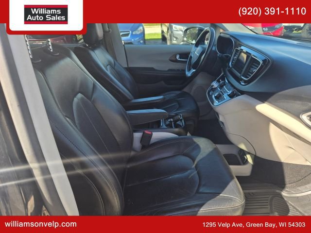 Used 2019 Chrysler Pacifica Touring-L FWD image 16