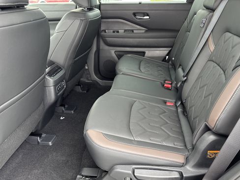 New 2026 Nissan Pathfinder Platinum image 14
