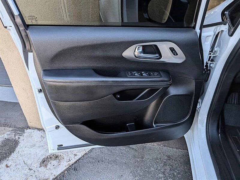 Used 2023 Chrysler Pacifica Limited w/ S Appearance Package FWD image 18