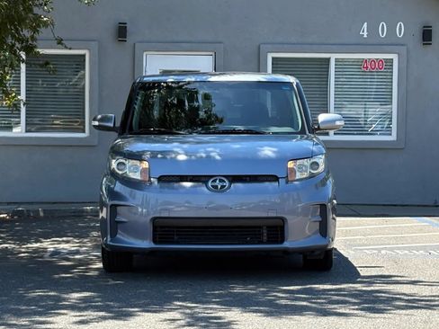 Used 2012 Scion xB FWD image 2