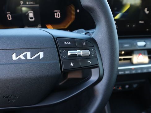New 2025 Kia K4 LXS image 28