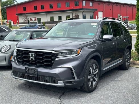 Used 2023 Honda Pilot Touring image 1