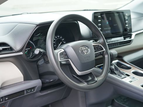 Used 2021 Toyota Sienna LE image 12