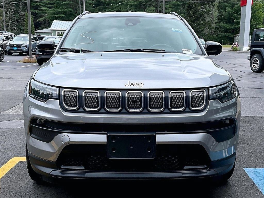 Used 2022 Jeep Compass Latitude w/ Convenience Group AWD/4WD image 2