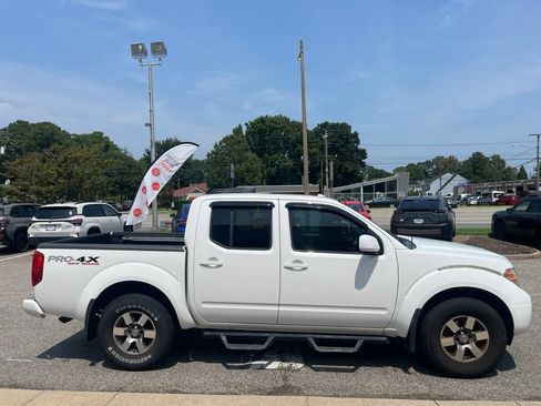 Used 2011 Nissan Frontier PRO-4X AWD/4WD image 3