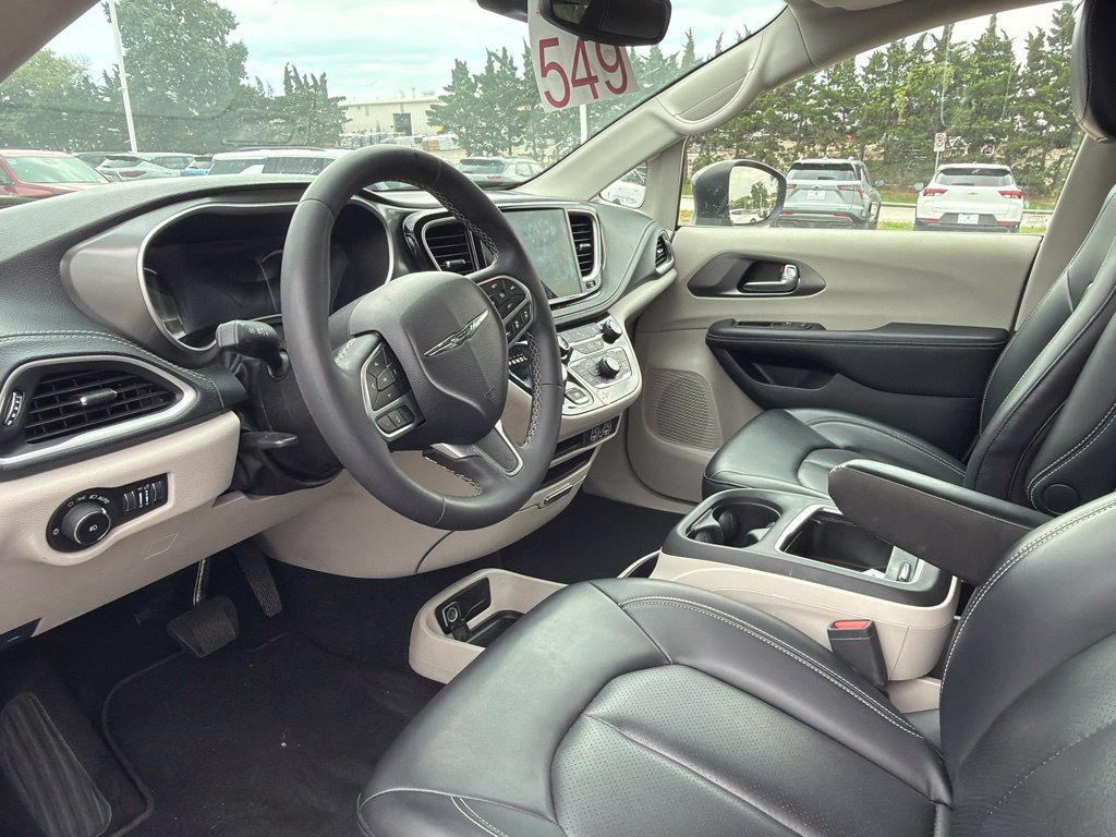 Used 2023 Chrysler Pacifica Touring-L FWD image 8