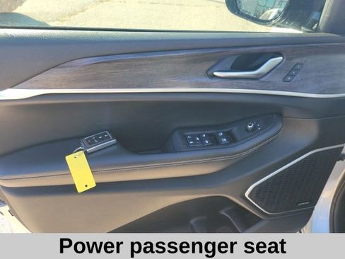 Used 2022 Jeep Grand Cherokee Limited image 15