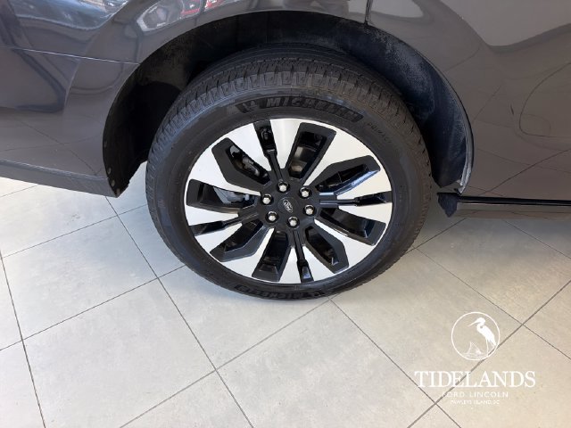 Certified 2025 Ford Expedition Platinum w/ Driver's Package AWD/4WD image 35