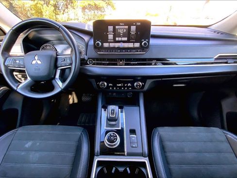 Used 2024 Mitsubishi Outlander SE image 15