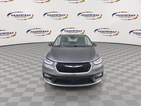 Used 2023 Chrysler Pacifica Touring-L FWD image 3