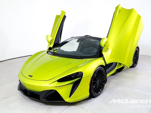 Used 2025 McLaren Artura Spider RWD image 6