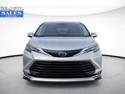 Used 2024 Toyota Sienna XLE image 2