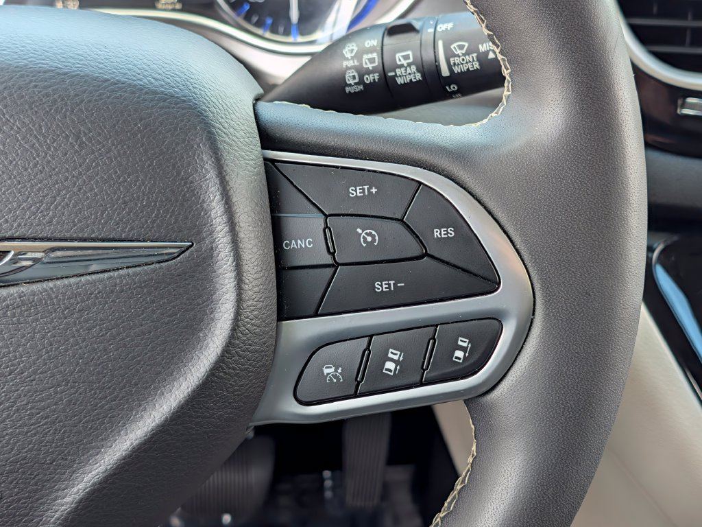 Used 2024 Chrysler Pacifica Touring-L FWD image 24