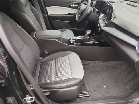 Used 2025 Chevrolet Trax LT FWD image 24