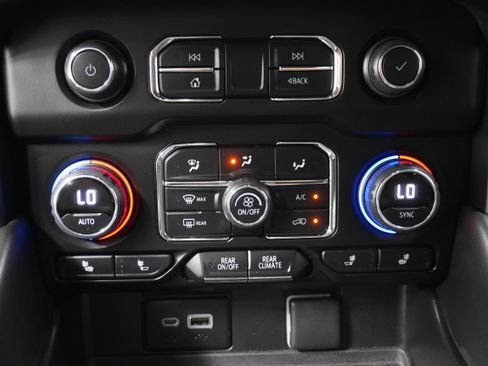 Used 2022 Chevrolet Suburban Z71 w/ Luxury Package AWD/4WD image 24