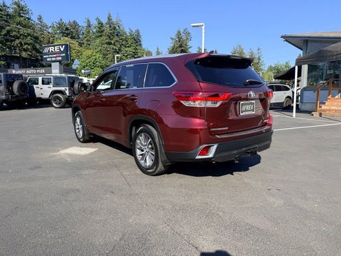 Used 2018 Toyota Highlander XLE AWD/4WD image 3