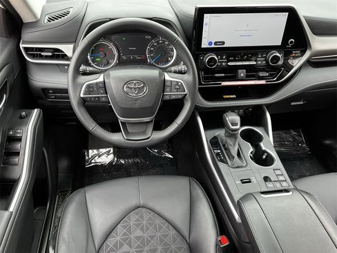Used 2025 Toyota Highlander XLE image 10