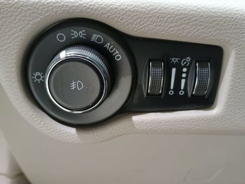 Used 2023 Chrysler Pacifica Limited FWD image 11