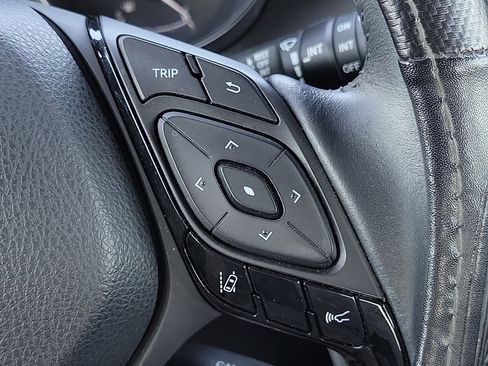 Used 2021 Toyota C-HR XLE image 16