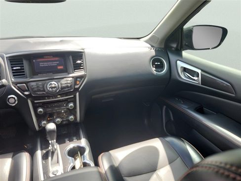 Used 2020 Nissan Pathfinder SL AWD/4WD image 17
