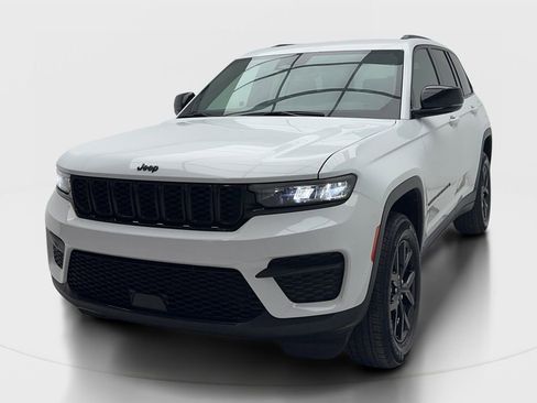 Used 2024 Jeep Grand Cherokee Altitude RWD image 4
