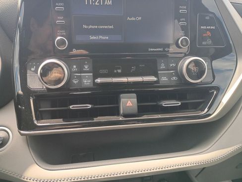 Certified 2021 Toyota Highlander XLE FWD image 23