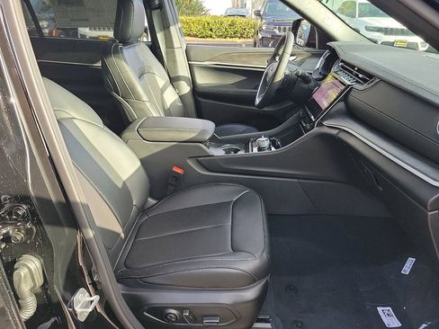 Used 2025 Jeep Grand Cherokee L Limited w/ Luxury Tech Group II image 12