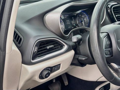 Used 2023 Chrysler Pacifica Touring-L FWD image 10