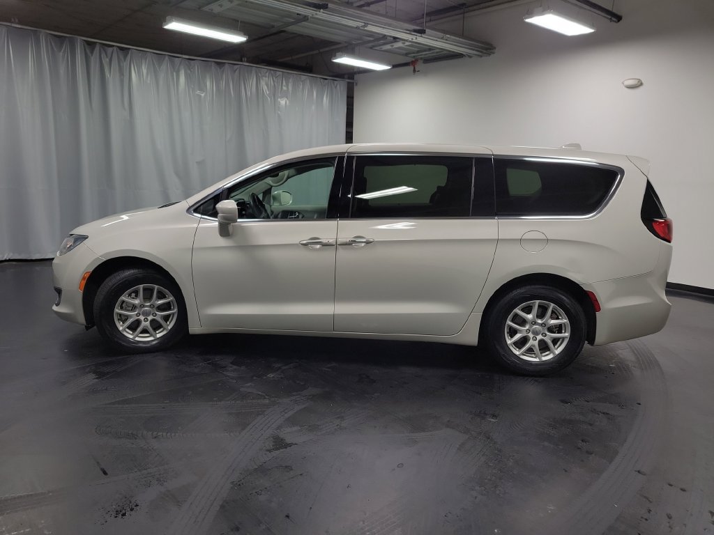 Used 2020 Chrysler Pacifica Touring FWD image 6