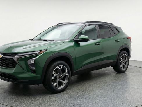 Used 2025 Chevrolet Trax LT w/ LT Convenience Package image 3