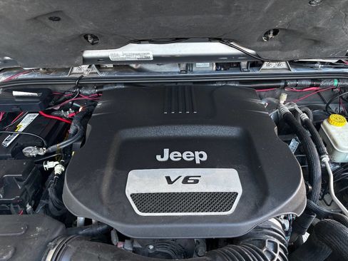 Used 2015 Jeep Wrangler Unlimited Rubicon w/ Connectivity Group image 34