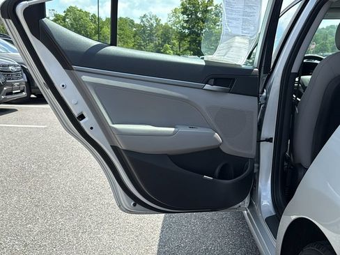 Used 2018 Hyundai Elantra SE FWD image 21