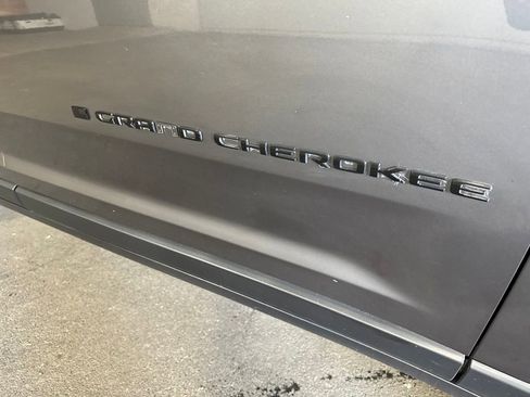 Used 2023 Jeep Grand Cherokee Altitude RWD image 8