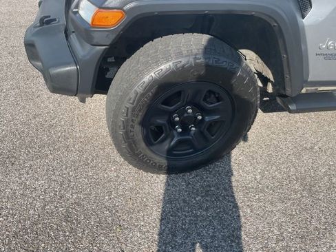 Used 2018 Jeep Wrangler Unlimited Sport AWD/4WD image 3