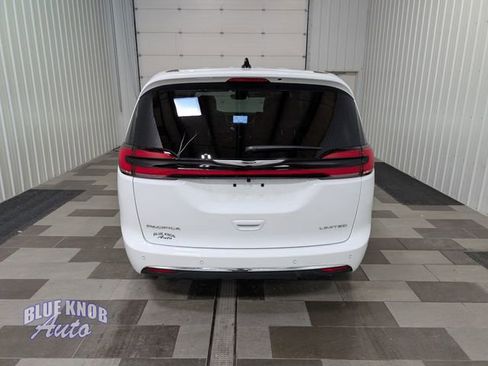 Used 2026 Chrysler Pacifica Limited FWD image 3