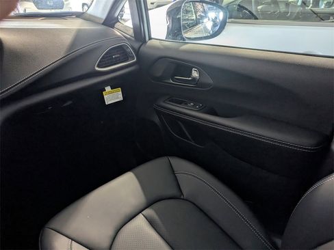 New 2026 Chrysler Pacifica Select image 19