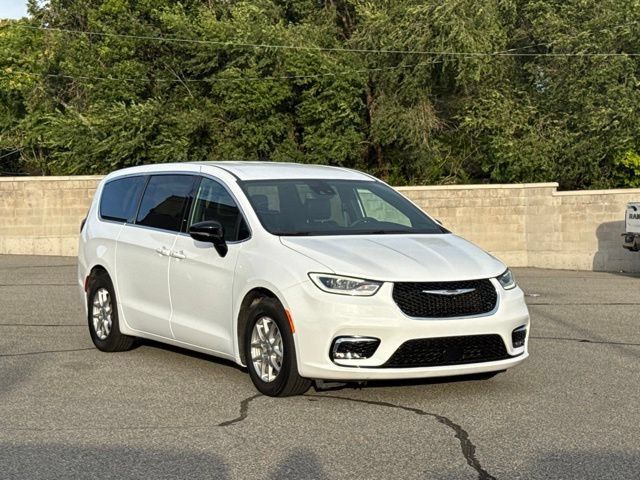 Used 2025 Chrysler Pacifica Select FWD image 11